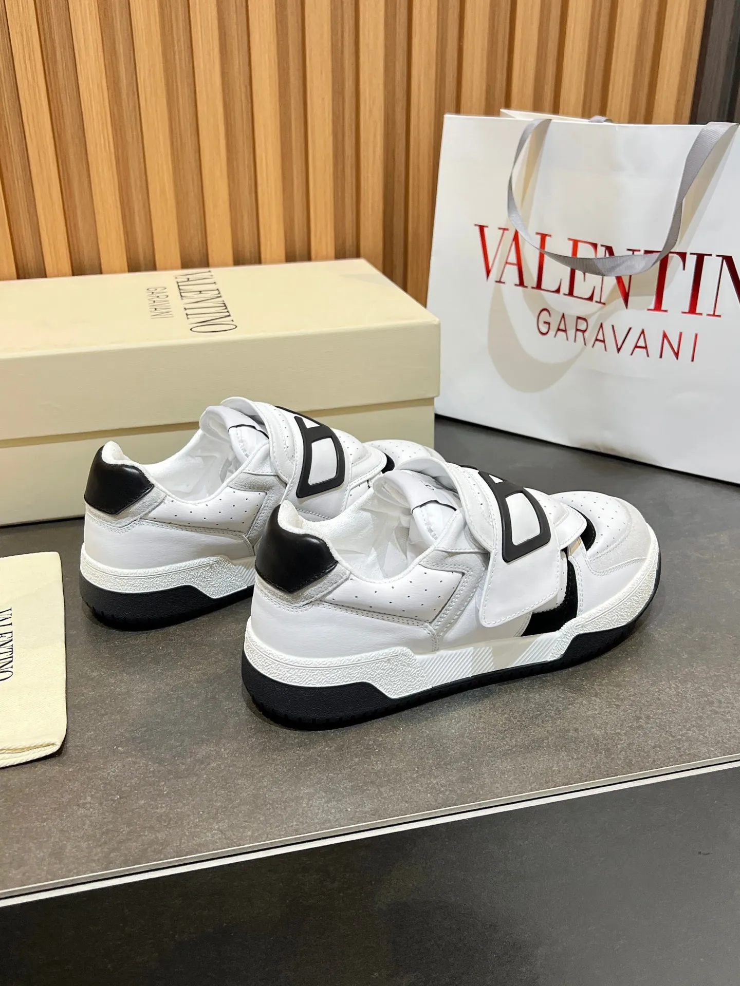 Men's men's shoes 💰760 VLTN Valentin 𝑶𝒏𝒆𝑺𝒕𝒖𝒅 Couple's sneaker series Valentino 2025 new couple's sneakers are on sale. The original ZP purchased and disassembled. Repeated pattern making and modification. The strength must be restored one to one! Top luxury masterpiece Velcro design Soft and comfortable imported calfskin 🧧brings excellent and elegant texture and excellent on-foot comfort Top purchasing version upper: imported calfskin surface/original oil edge craftsmanship Inner: water-dyed cowhide lining Outsole: original development 𝐓𝐏𝐔 two-color combination outsole Packaging: original configuration complete package Code number: 35-46 (45 46 customized)
